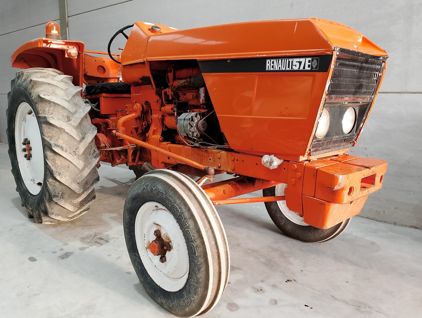 TRACTOR RENAULT 57  AÑOS 70