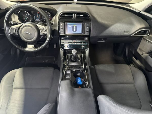 JAGUAR XE 2.0 D - Imagen 4