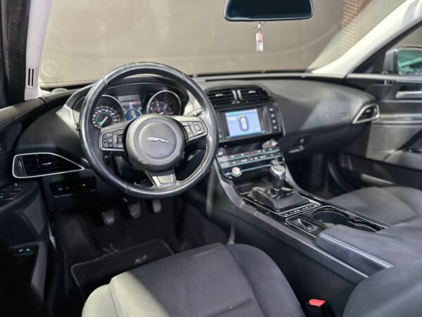 JAGUAR XE 2.0 D - Imagen 12