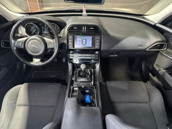 JAGUAR XE 2.0 D - Imagen 13