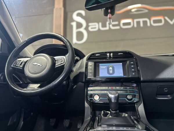 JAGUAR XE 2.0 D - Imagen 3